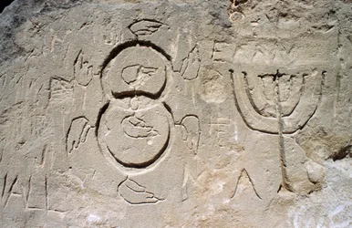 Gravures (zevenarmige kandelaar of menorah), nabij Kerk in Rots (grotkerk van Agia Agathi), nabij Haraki (Charaki), Rhodos eiland, Griekenland