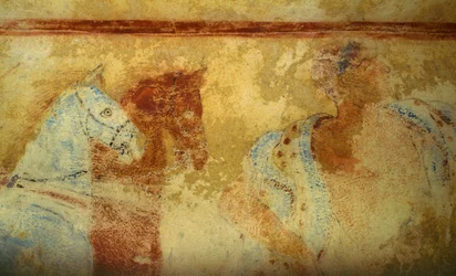 Begrafenisstoet met paarden en mannelijke figuren, fresco, detail, Tombe van de Blauwe Demonen, Necropolis van Tarquinia (UNESCO Werelderfgoedlijst, 2004), Lazio, Italië. Etruskische beschaving, 5e eeuw v.Chr. (foto)